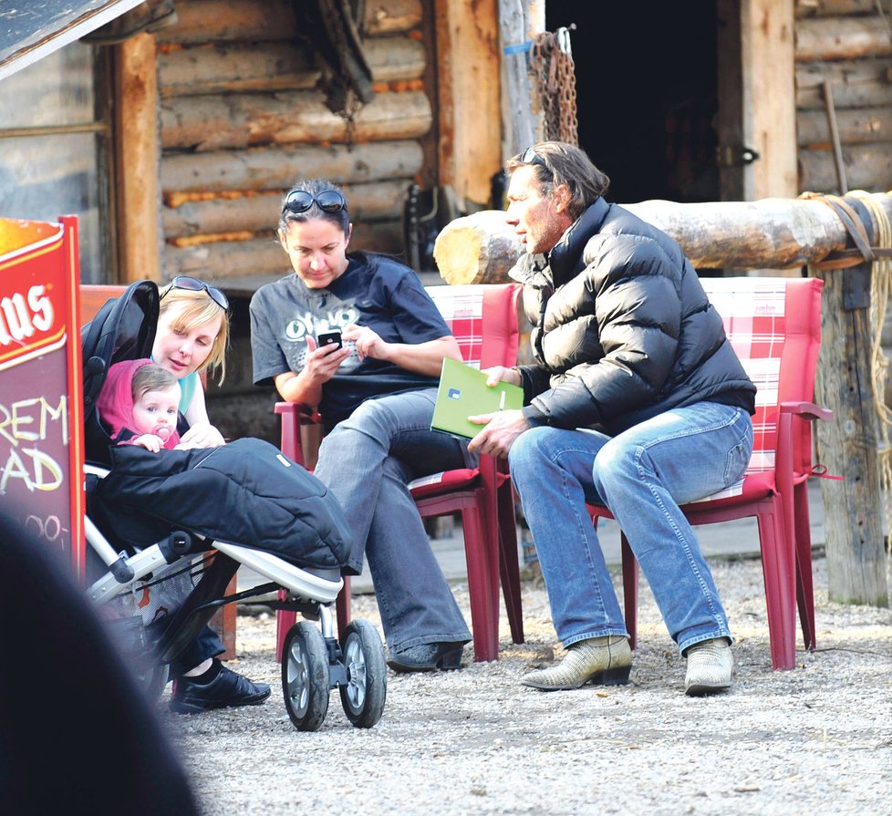 Poslední víkend volna před svatbou strávili snoubenci na sluníčku.