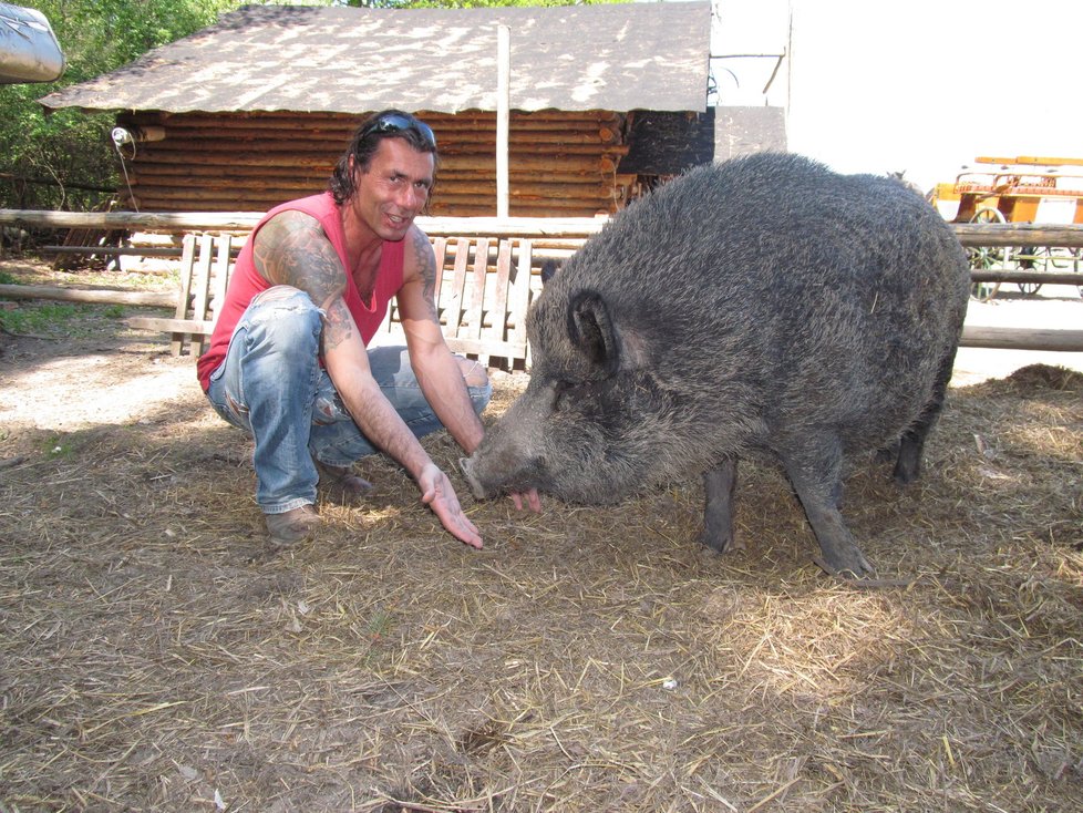 Radši budu s prasnicí, než s Renatou v Praze, řekl Blesk.cz indián.