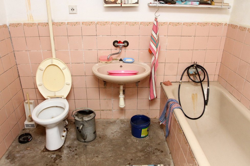 Špindíra Pavel má podlahu z betonu, nikdy nemyl vanu a záchod zalévá vodou z konve.