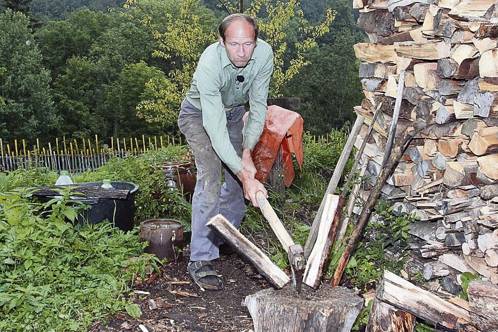 Kozí dědek na farmě žije s přítelkyní Jitkou, po dobu natáčení bydlela v penzionu