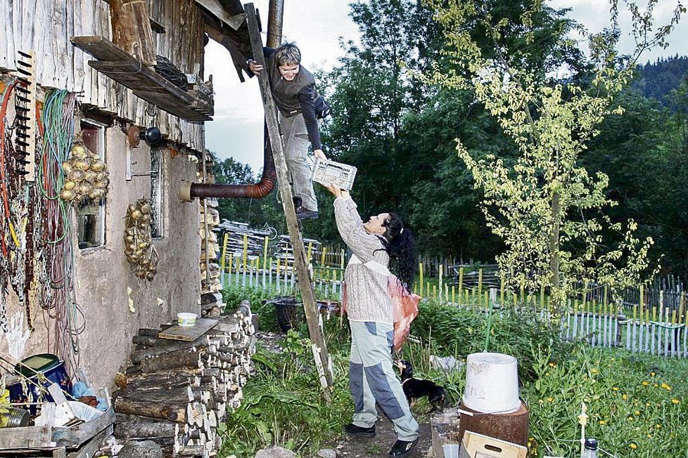 Tereza (dole) spolu s Lenkou se zapojily do úklidu chaloupky