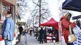 Sladkosti, květiny i jitrnice: Farmářské trhy na Jiřáku zahájily sezonu! Co vše tady koupíte?