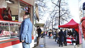 Sladkosti, květiny i jitrnice: Farmářské trhy na Jiřáku zahájily sezonu! Co vše tady koupíte?