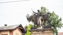U hlavního vjezdu z Bubenského nábřeží stojí na mohutných podstavcích dvě monumentální plastiky Muže s býkem, někdy zvané jako alegorie Trhu a Jatek.