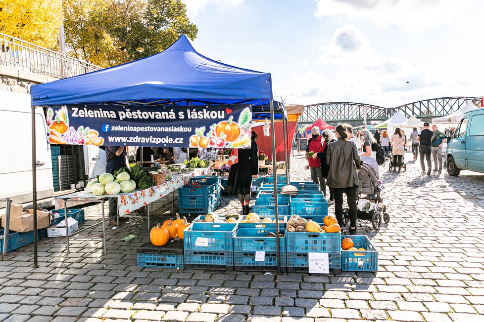 Hlavní město vyzvalo organizátory farmářských trhů na náplavce, aby lépe dohlíželi na dodržení vládních nařízení - například aby lidé dodržovali povinné rozestupy. Nestalo se tak. Takto vypadala situace na náplavce na Rašínově nábřeží 24. října 2020.