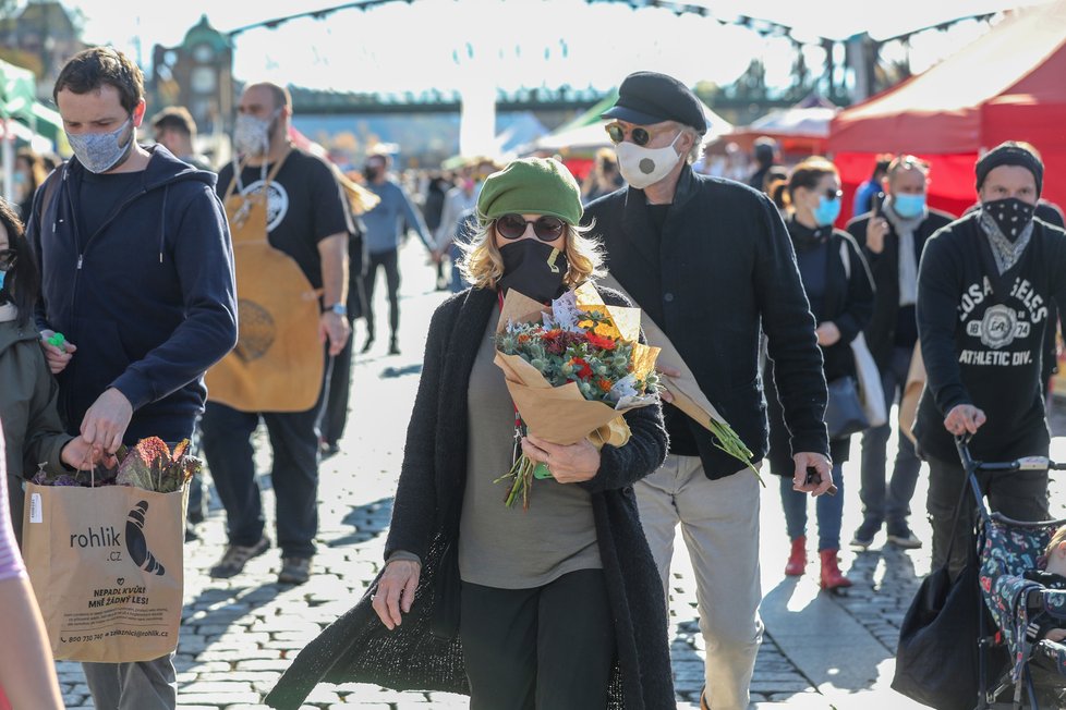 Hlavní město vyzvalo organizátory farmářských trhů na náplavce, aby lépe dohlíželi na dodržení vládních nařízení - například aby lidé dodržovali povinné rozestupy. Nestalo se tak. Takto vypadala situace na náplavce na Rašínově nábřeží 24. října 2020.