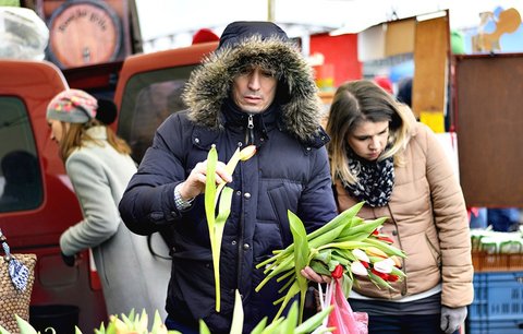 Fronty na tulipány a opékání buřtů: Farmářské trhy na náplavce zahájily sezónu