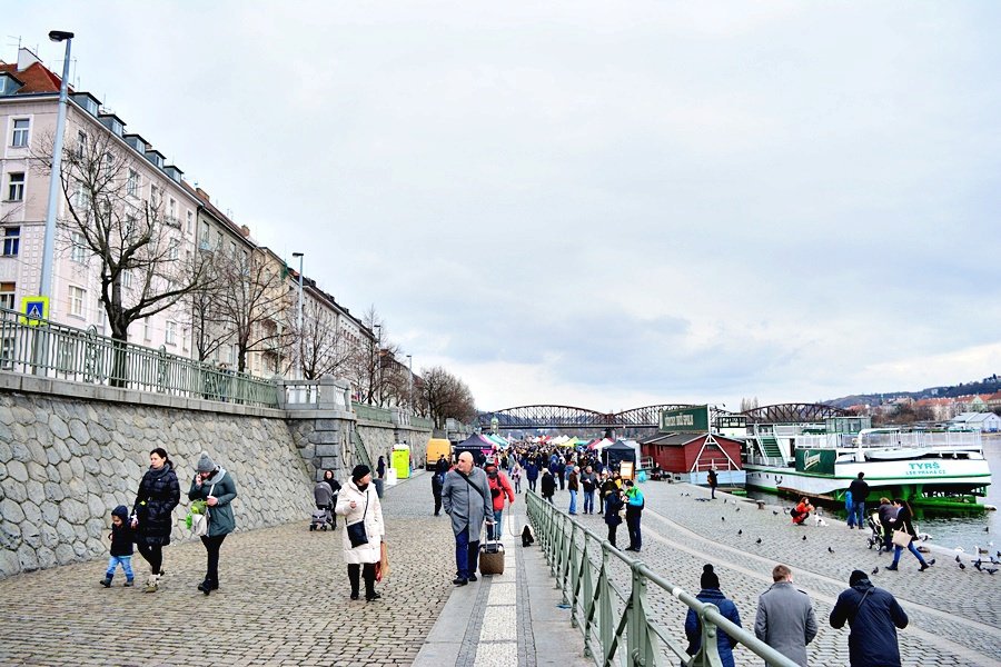 Farmářské trhy na náplavce