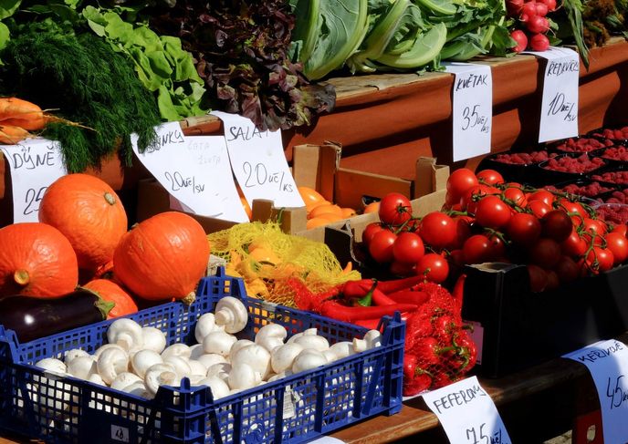 Ovoce a zelenina na farmářských trzích často nebývají tak na oko hezké, jako v supermarketech. 