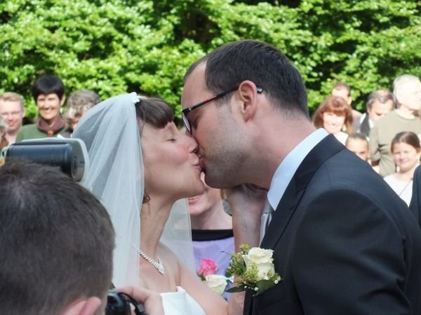 První novomanželský polibek v parku Ostrov v Semilech