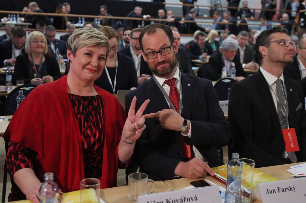 Věra Kovářová a Jan Farský seděli na sněmu hned vedle sebe. Oba byli také členy předchozího vedení hnutí STAN (13. 4. 2019)