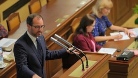 Jan Farský (STAN) během projevu v PS uvedl, že pokud by se ústavní žaloba nedostala k soudu, zaprodají tak poslanci parlamentní demokracii.