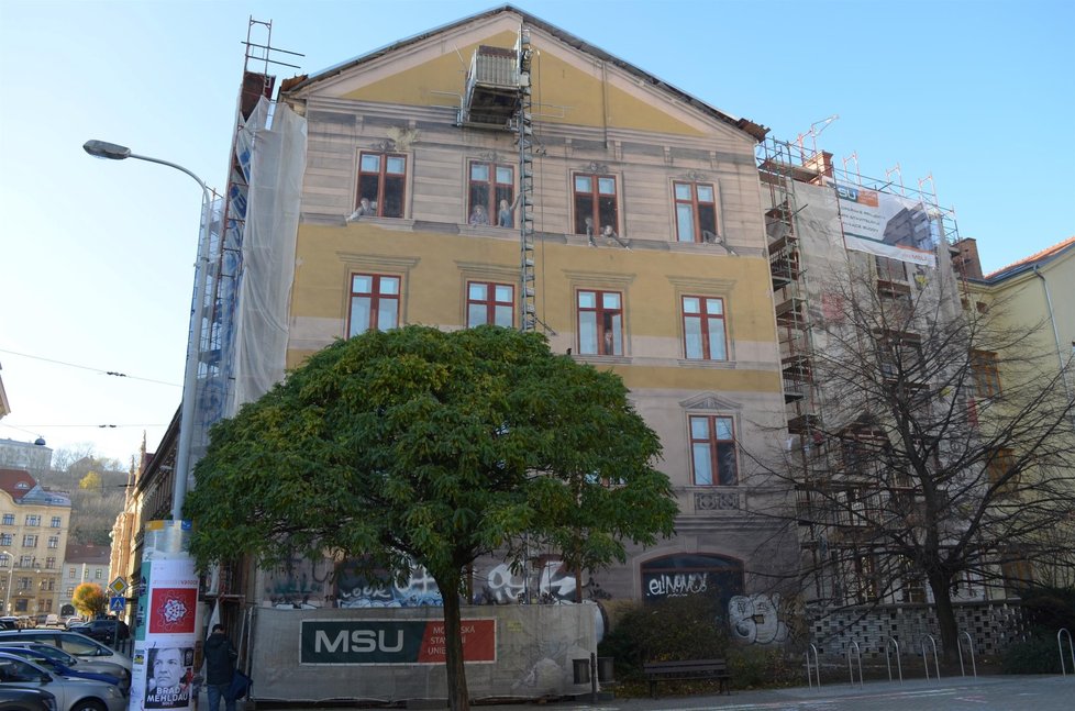 Vtipné Brno. Budova bývalé pošty vedle Bílého domu ožila po sousedsku. Jde zřejmě o nejstarší pomalovanou fasádu v Brně, lidé se u ni zastavují dvě desítky let.
