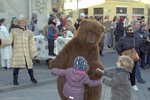 Děti tančily s velkými hnědými medvědy, Brno ozdobily pestrobarevné maškary, hudba vyhrávala. 