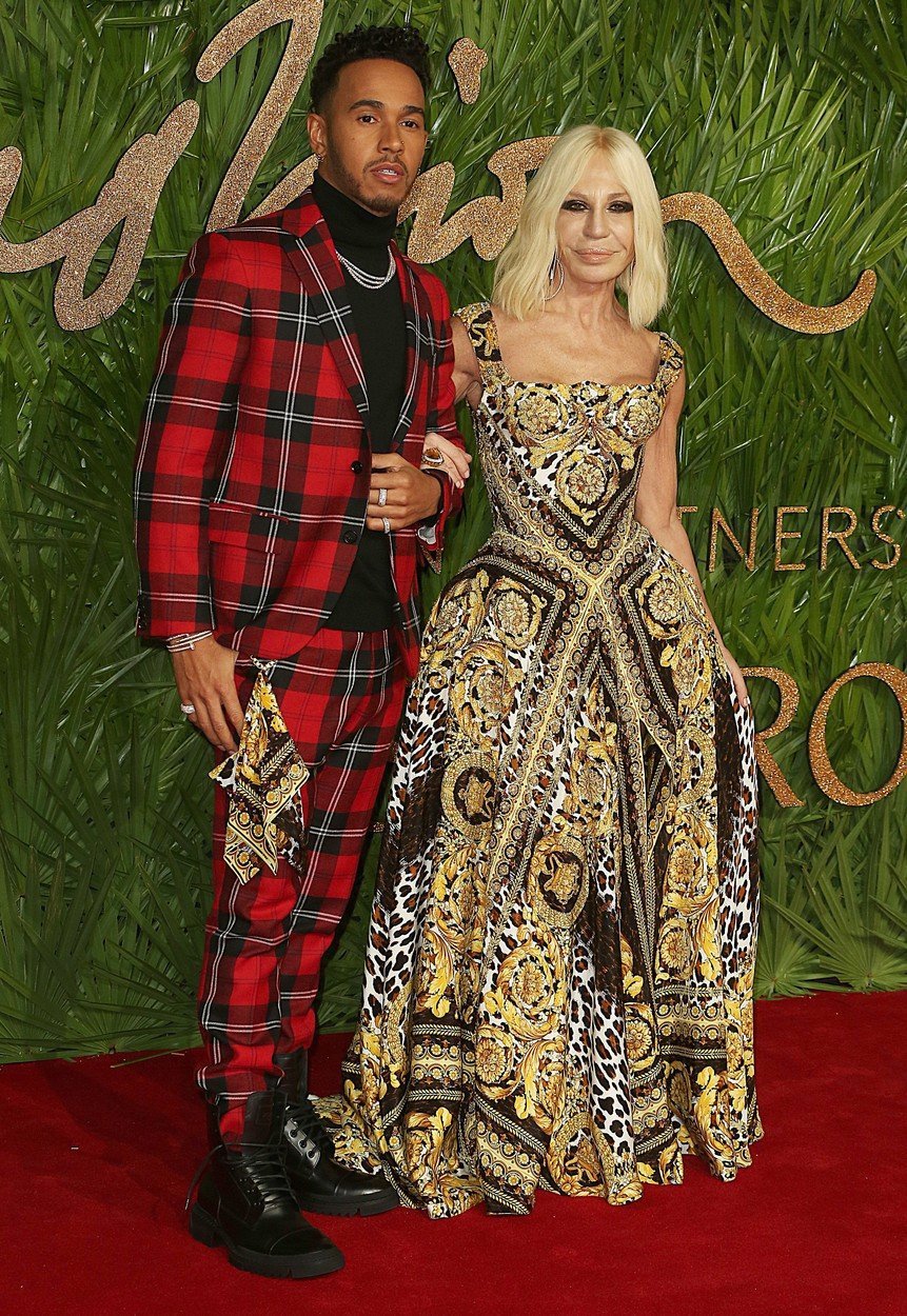 Módní ceny Fashion Awards 2017 - Louis Hamilton a Donatella Versace