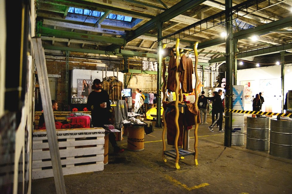 Poslední Fashion Deala byla tentokrát v Holešovicích - v industriálním prostoru Továrny.