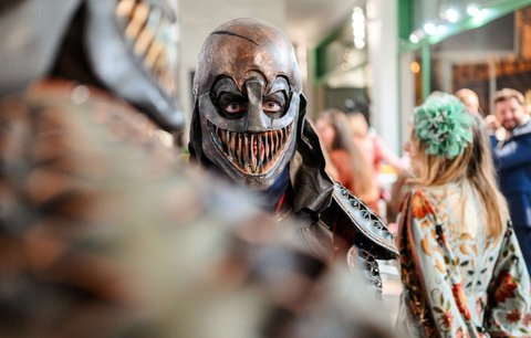 Pecky z redakce: Hollywoodské kostýmy s českým puncem, nejlepší tipy na dárky i nový odstín zlata