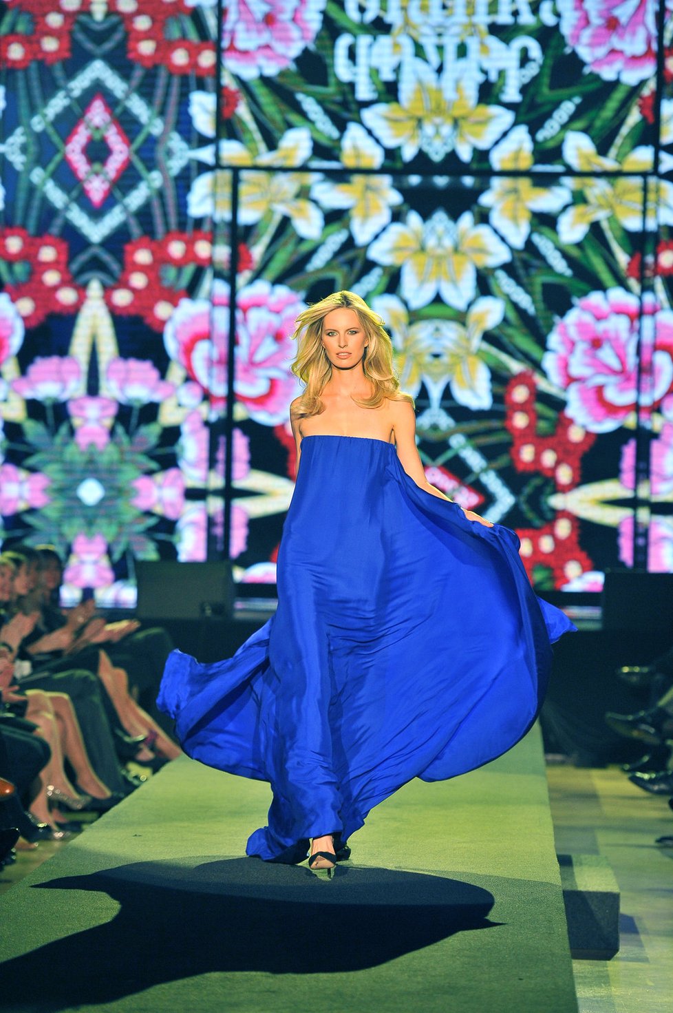 Nádherná Kurková předvedla vlající modré šaty.