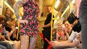 Extravagantní módní přehlídka v berlínském metru