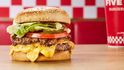 Five Guys je známý pro své hamburgery Five Guys je známý pro své hamburgery