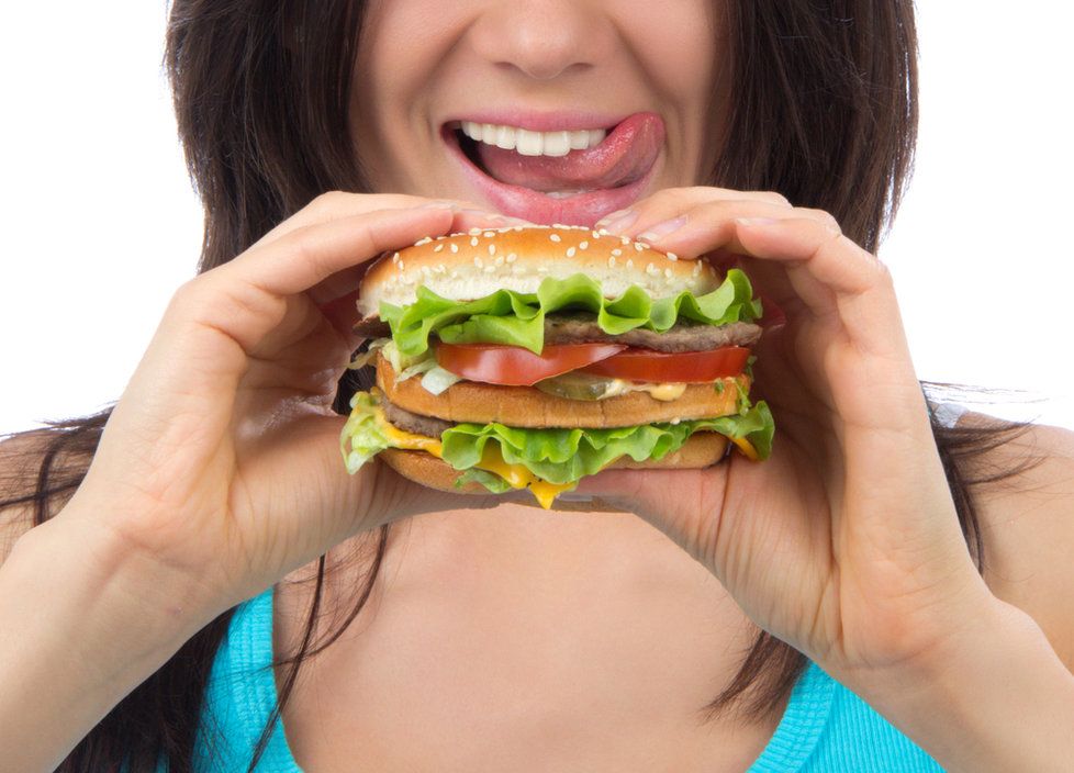 Nejhorší jídla pro ploché břicho? Rozhodně mezi ně patří ta, která obsahují nasycené mastné kyseliny. A nejsou to rozhodně jen produkty fast foodů.