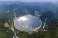 Čína spustila největší teleskop na světě. Bude pátrat po mimozemšťanech