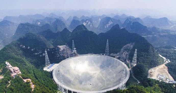 Čína spustila největší teleskop na světě. Bude pátrat po mimozemšťanech.