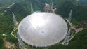 Five hundred meter Aperture Spherical Telescope (FAST) je dosud největší radioteleskop světa.