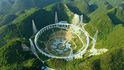 Výstavba tohoto obřího radioteleskopu trvala 5 let a stála více než 4 miliardy Kč.