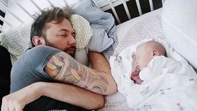 Otec a spící dítě z instagramu časopisu pro táty
