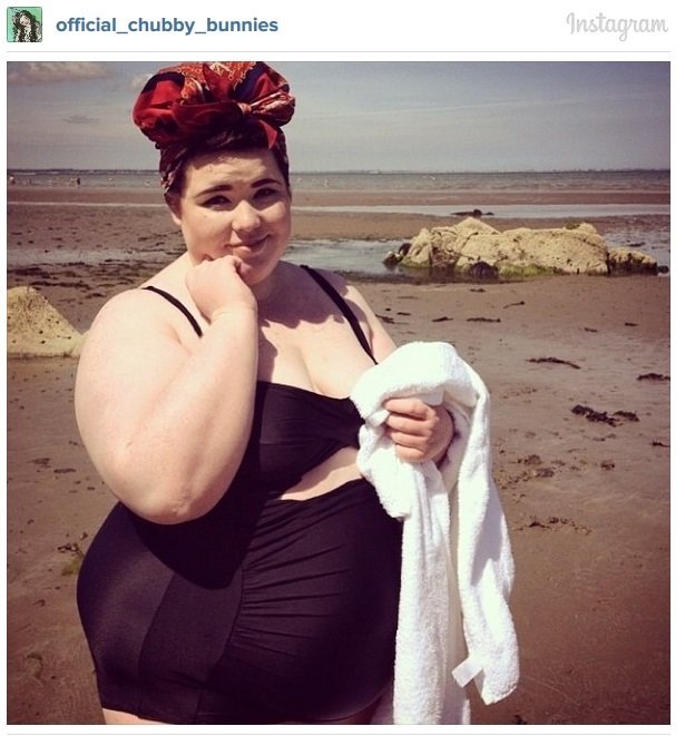 Fotky žen v bikinách, které mají nějaká ta kila navíc, ale nestydí se za ně, doslova zaplavují internet.