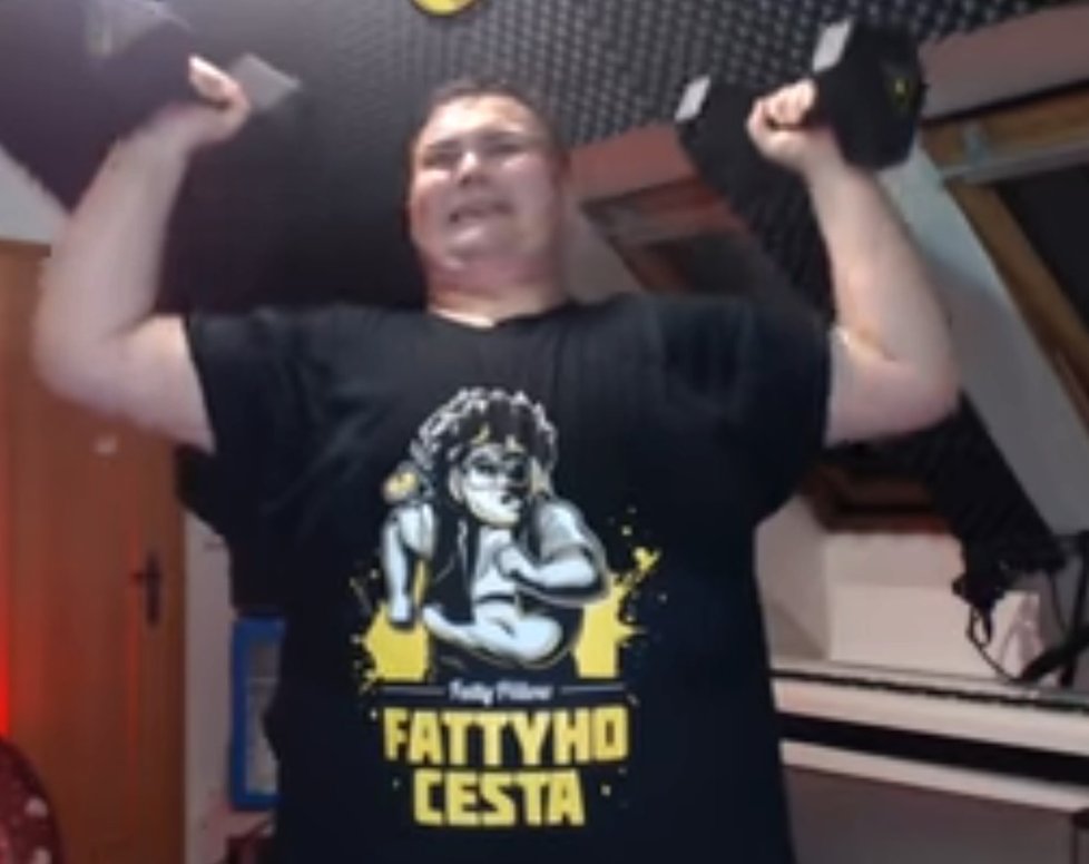 FattyPillow cvičí.