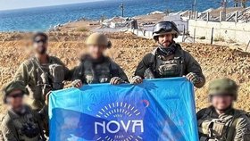 Herec Idan Amedi coby izraelský záložák v Pásmu Gazy s vlajkou festivalu Nova, na kterém vraždil Hamás