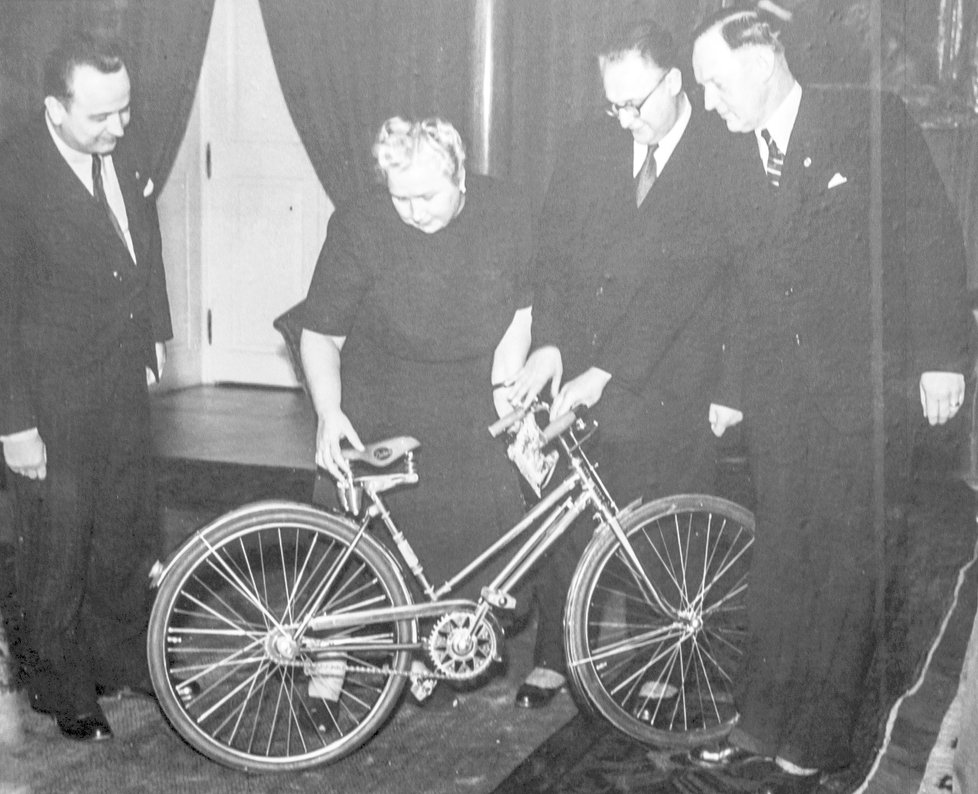 Zaměstnanci původní továrny v Rokycanech zhotovili mimo pracovní dobu i dětské kolo pro vnučku tehdejšího prezidenta Klementa Gottwalda, jeho ženě Martě jej předali 23. února 1949.