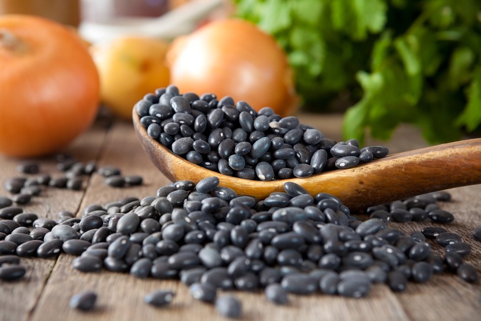 Půl hrnku černých fazolí má 450 kJ, 20 gramů sacharidů a 3,5 gramů vlákniny.