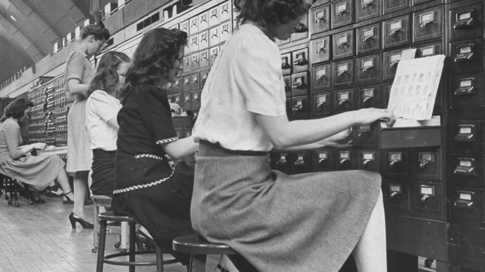 Takto vypadala v roce 1944 databanka FBI, kde bylo k dispozici více než 10 milionů otisků prstů