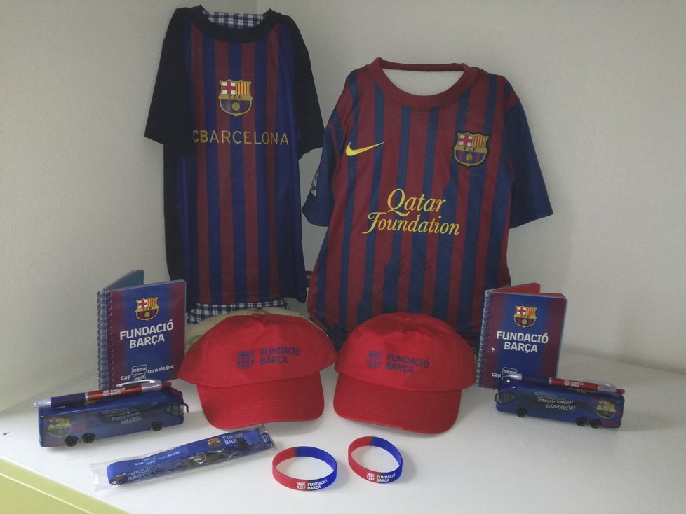 Chlapcům přišly dresy a upomínkové předměty od FC Barcelona