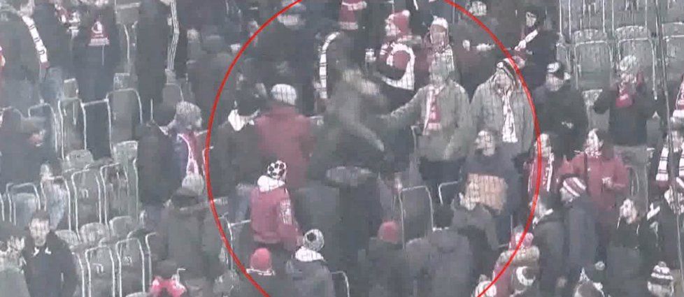 Fanoušci FC Slavia si podali muže, kvůli jeho šále. Celému incidentu musel přihlížet jeho malý syn