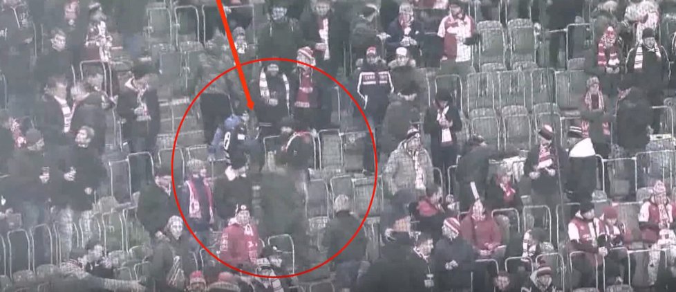 Fanoušci FC Slavia si podali muže, kvůli jeho šále. Celému incidentu musel přihlížet jeho malý syn