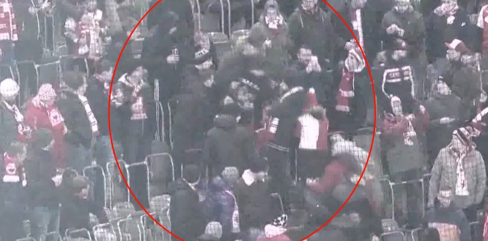 Fanoušci FC Slavia si podali muže, kvůli jeho šále. Celému incidentu musel přihlížet jeho malý syn