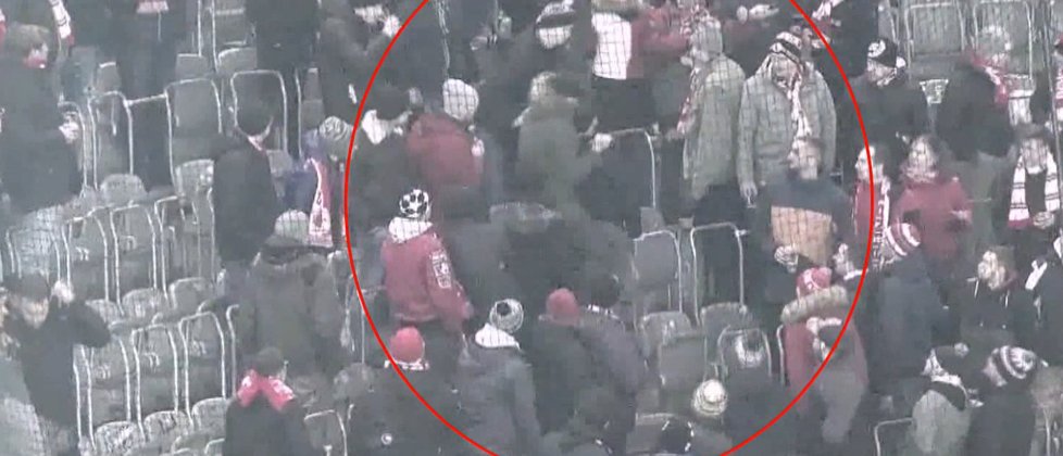 Fanoušci FC Slavia si podali muže, kvůli jeho šále. Celému incidentu musel přihlížet jeho malý syn