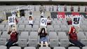 Plastové sexuální panny jako divačky na fotbalovém zápase FC Seoul