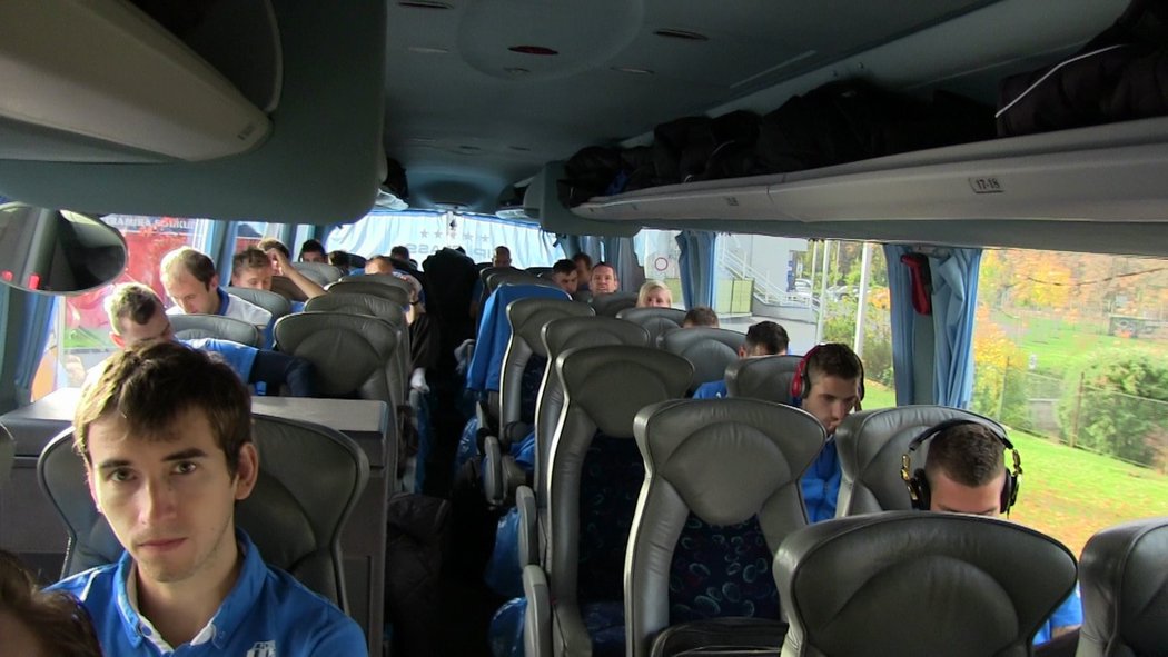 10:58 (V autobuse) - Klid na palubě (vlevo záložník Tomáš Hořava).