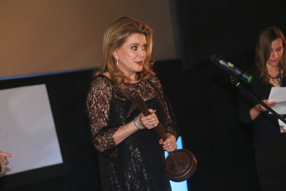 Oceněná Catherine Deneuve s cenou Kristián.