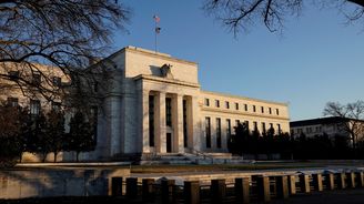 Fed ponechal úrokovou sazbu beze změny, ekonomika podle banky roste solidním tempem