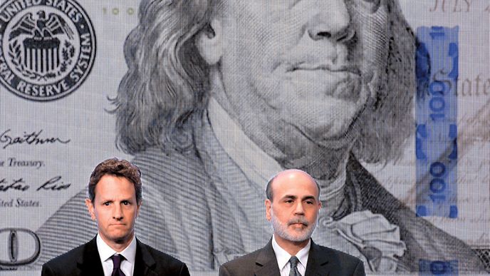 Americký ministr financí TIMOTHY GEITHNER (vlevo) a šéf Fedu BEN BERNANKE tlačí do ekonomiky stovky miliard nových dolarů