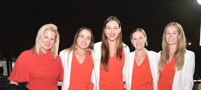 Americké sympaťačky. Kapitánka Kathy Rinaldiová, Sofia Keninová, Nicole Melicharová, Alison Riskeová a Danielle Collinsová (zleva).