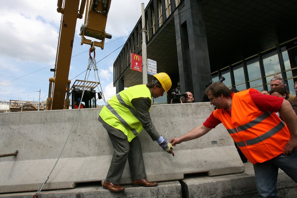 Dělníci odvážejí od budovy první betonové zátarasy, řidičům se bude jezdit opět o něco pohodlněji