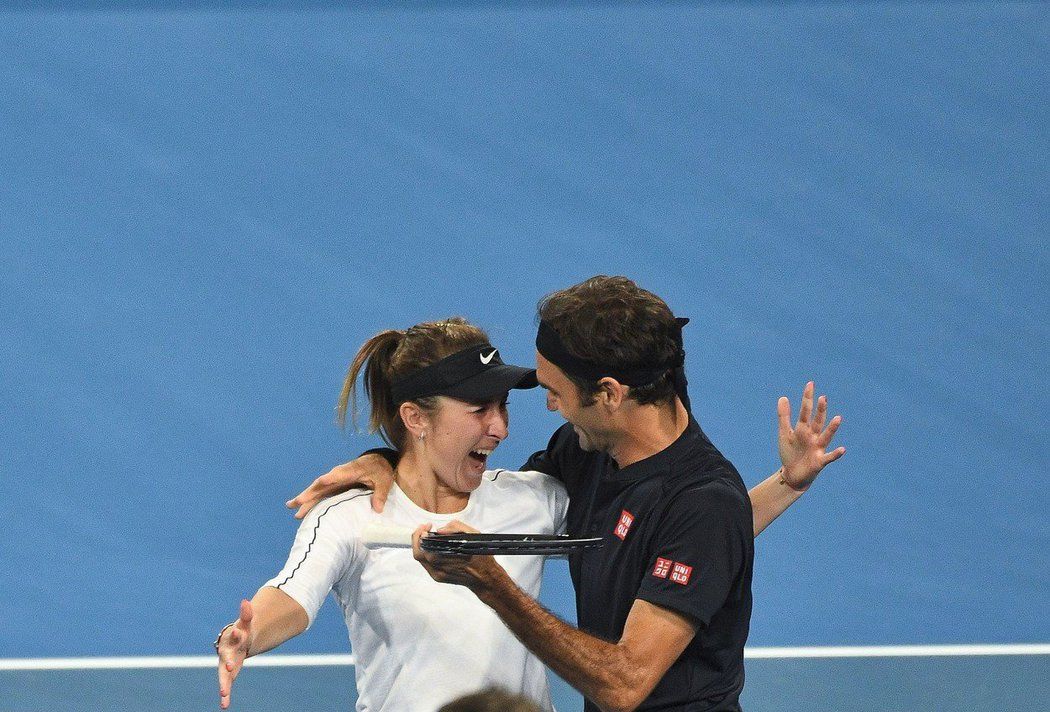 Dvojnásobní vítězové Hopman Cupu Belinda Bencicová s Rogerem Federerem