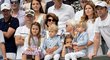 Federerova rodina (Myla Rose, Charlene Riva, Lenny and Leo) v kompletu na Wimbledonu
